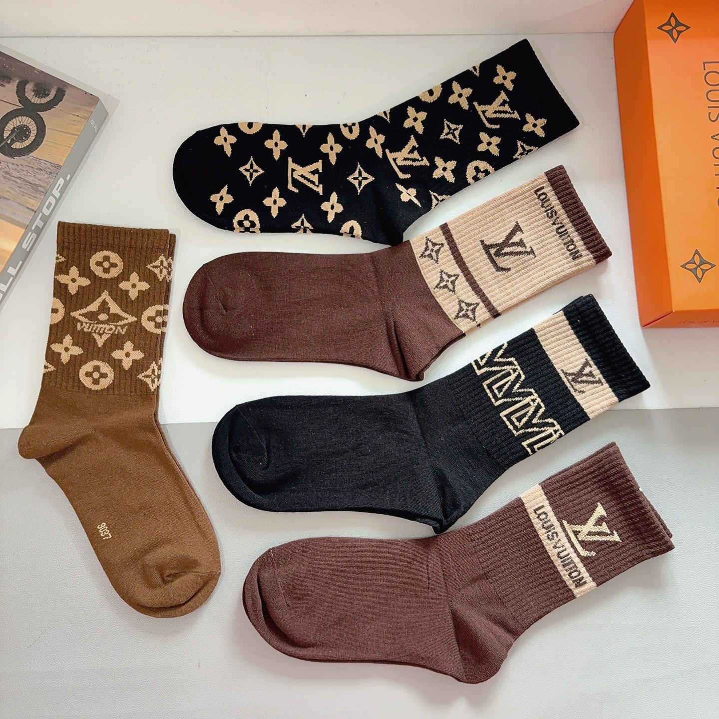 配包装（一盒5双） 🌟 LV 路易威登 超火爆小单品长筒袜子 经典字母logo袜子，个性时尚百搭款，你值