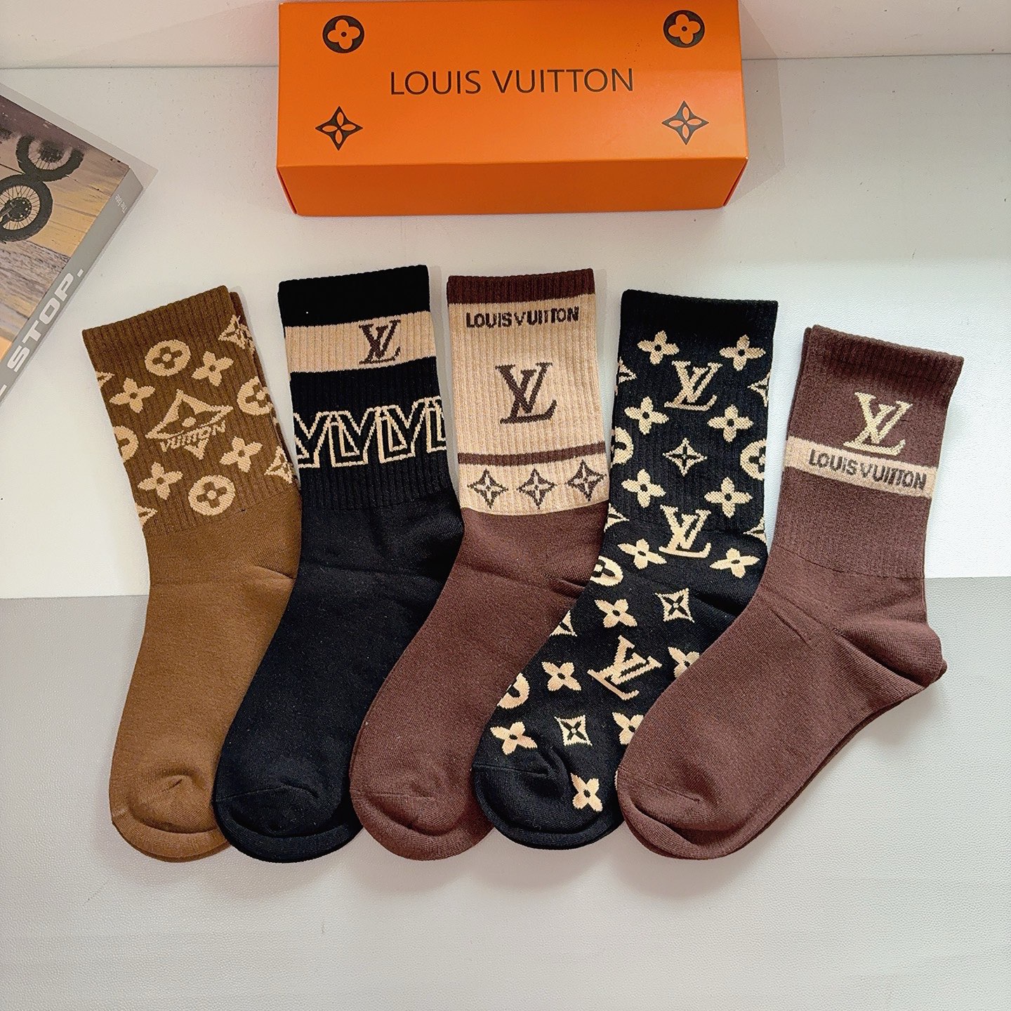 配包装（一盒5双） 🌟 LV 路易威登 超火爆小单品长筒袜子 经典字母logo袜子，个性时尚百搭款，你值