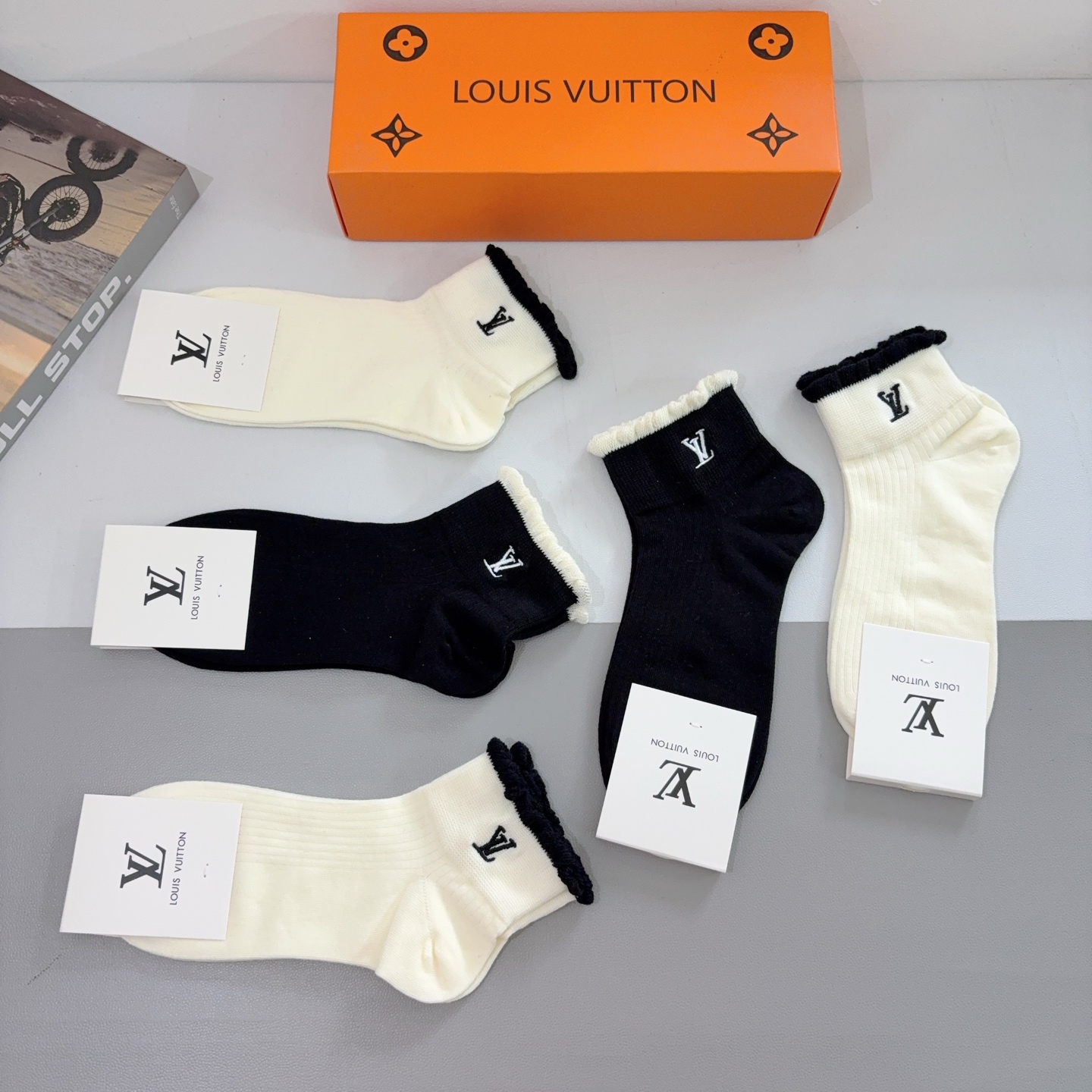 配包装（一盒5双） 🌟 LV 路易威登 ，新款刺绣纯棉袜子 经典字母logo船袜，个性时尚百搭款，！超柔