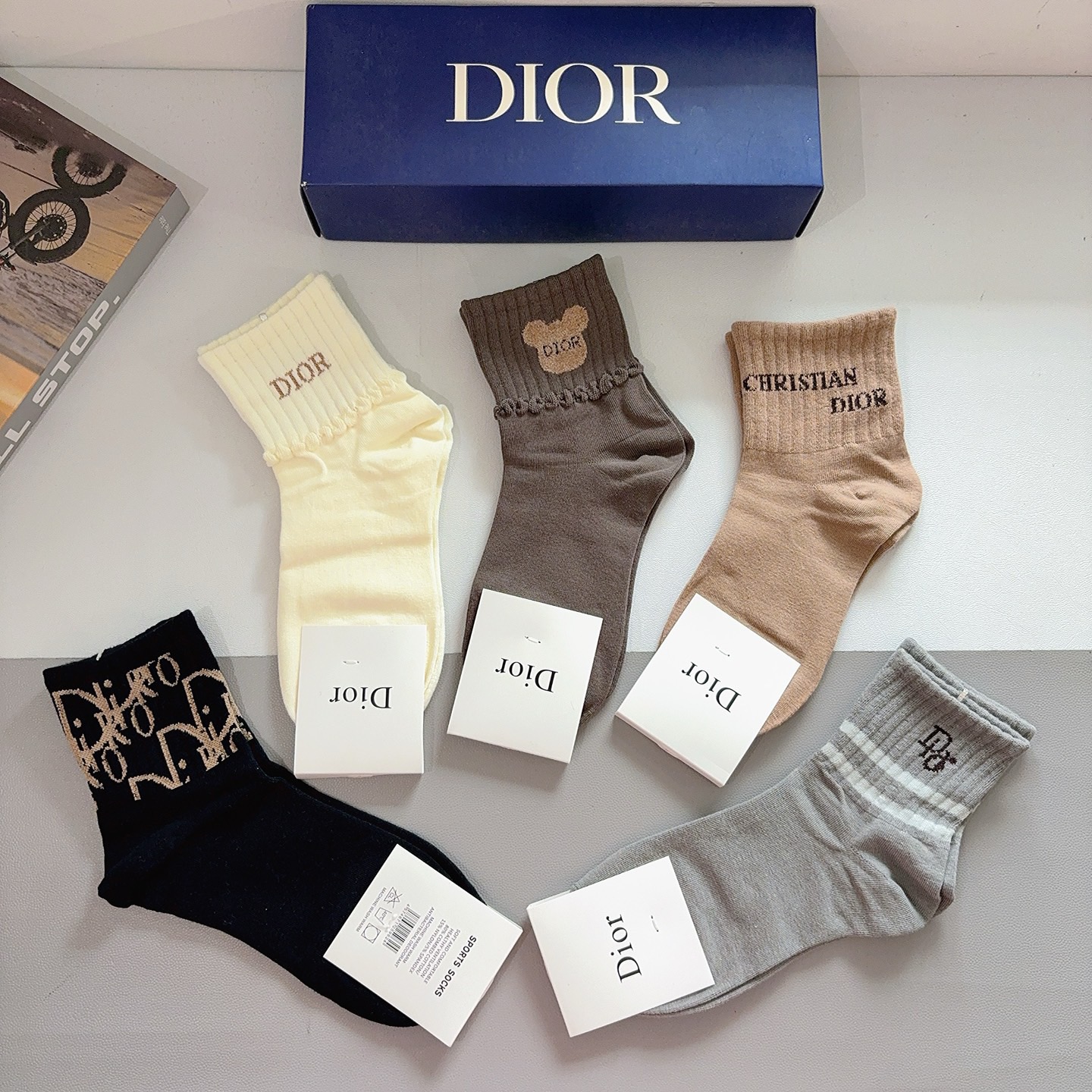配包装（一盒5双）Dior 迪奥 新款字母中筒袜子！爆款字母专柜同步中筒袜，💛大牌出街，潮人必备🔥超好搭
