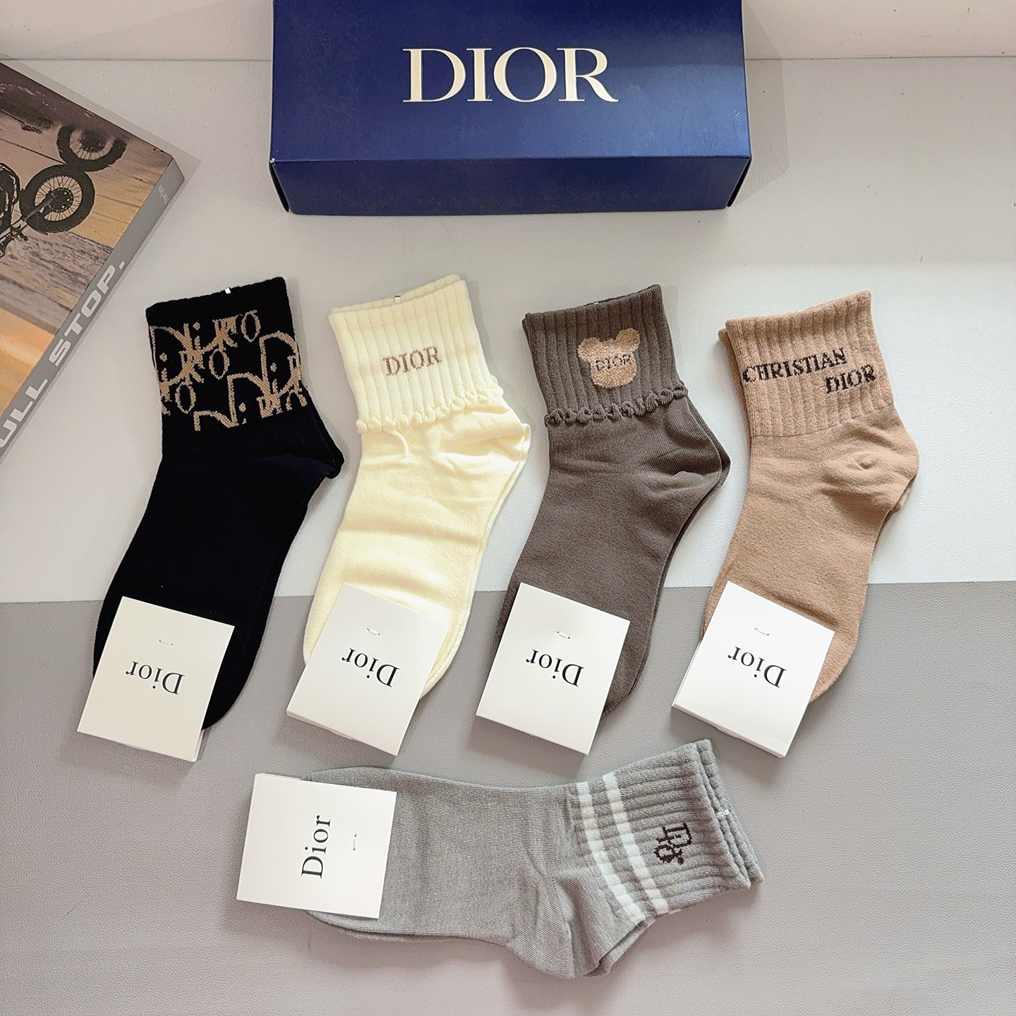 配包装（一盒5双）Dior 迪奥 新款字母中筒袜子！爆款字母专柜同步中筒袜，💛大牌出街，潮人必备🔥超好搭