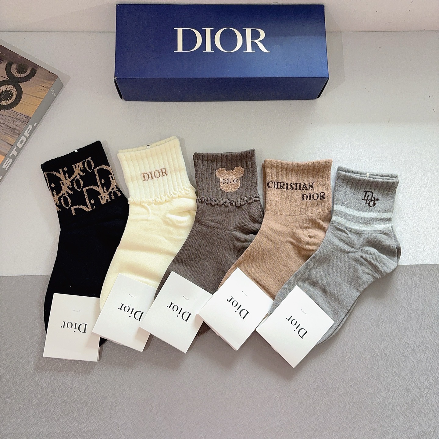 配包装（一盒5双）Dior 迪奥 新款字母中筒袜子！爆款字母专柜同步中筒袜，💛大牌出街，潮人必备🔥超好搭