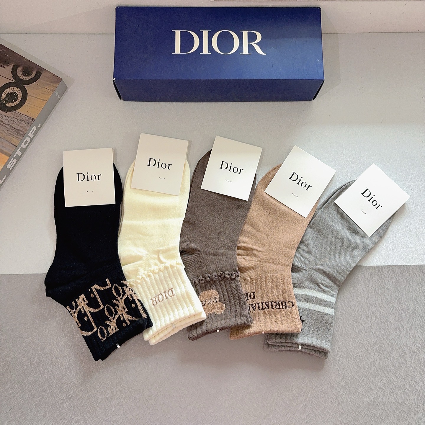 配包装（一盒5双）Dior 迪奥 新款字母中筒袜子！爆款字母专柜同步中筒袜，💛大牌出街，潮人必备🔥超好搭