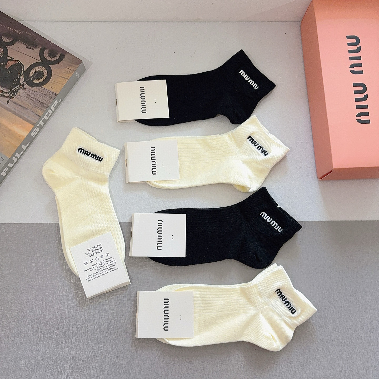 配包装（一盒5双） miumiu 缪缪新款刺绣纯棉袜子 经典字母logo船袜，个性时尚百搭款，！超柔软材