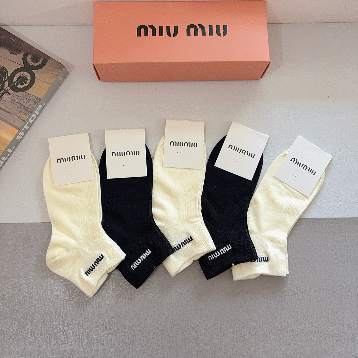 配包装（一盒5双） miumiu 缪缪新款刺绣纯棉袜子 经典字母logo船袜，个性时尚百搭款，！超柔软材