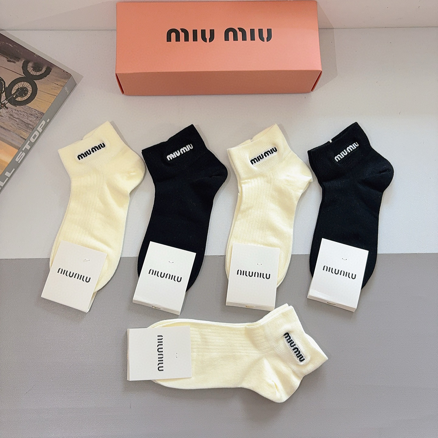 配包装（一盒5双） miumiu 缪缪新款刺绣纯棉袜子 经典字母logo船袜，个性时尚百搭款，！超柔软材