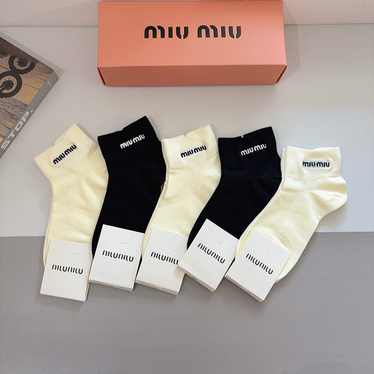 配包装（一盒5双） miumiu 缪缪新款刺绣纯棉袜子 经典字母logo船袜，个性时尚百搭款，！超柔软材