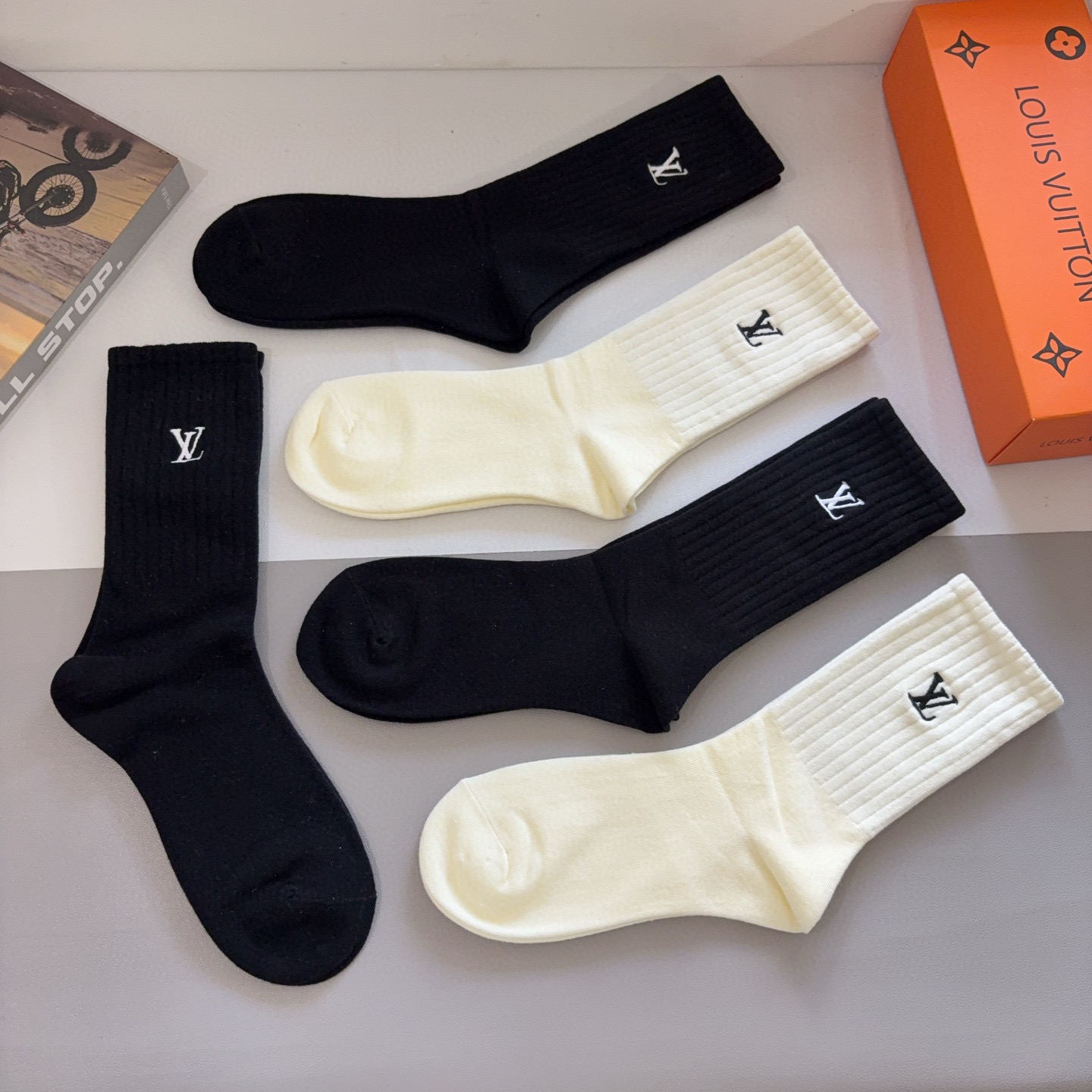 配包装【一盒5双】LV （路易威登）高版本刺绣长筒袜子🔥潮人必不可少的时尚专柜代购长筒袜子 ，超好搭配