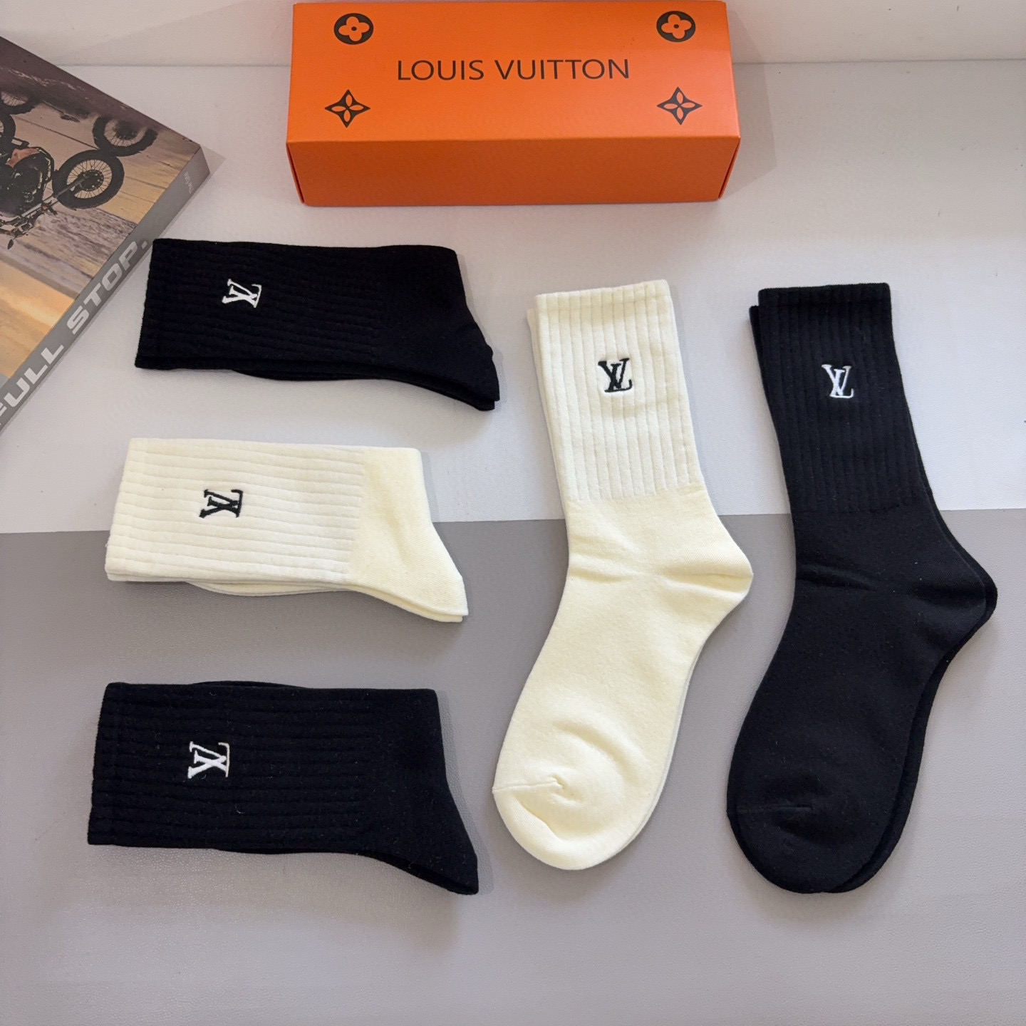 配包装【一盒5双】LV （路易威登）高版本刺绣长筒袜子🔥潮人必不可少的时尚专柜代购长筒袜子 ，超好搭配