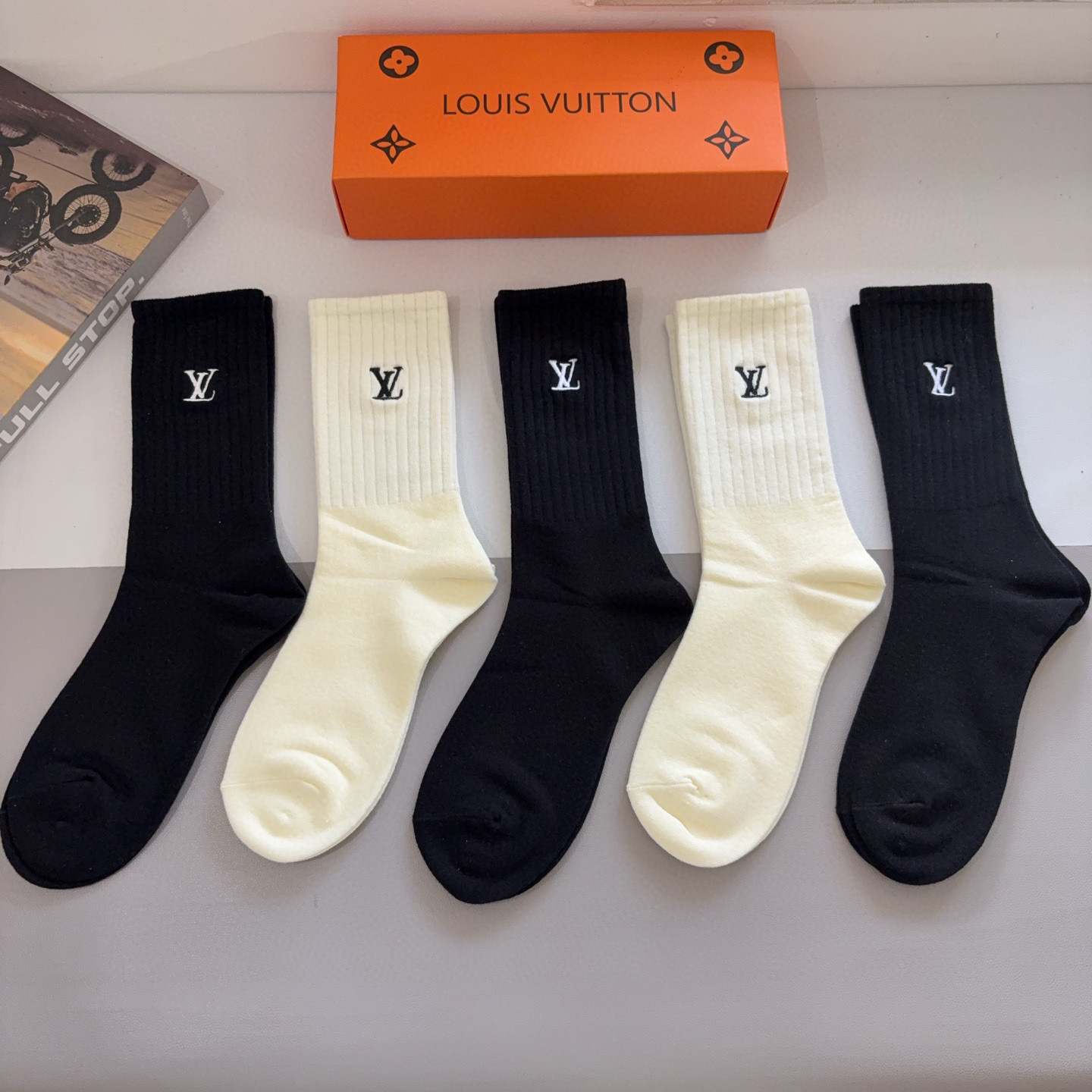 配包装【一盒5双】LV （路易威登）高版本刺绣长筒袜子🔥潮人必不可少的时尚专柜代购长筒袜子 ，超好搭配