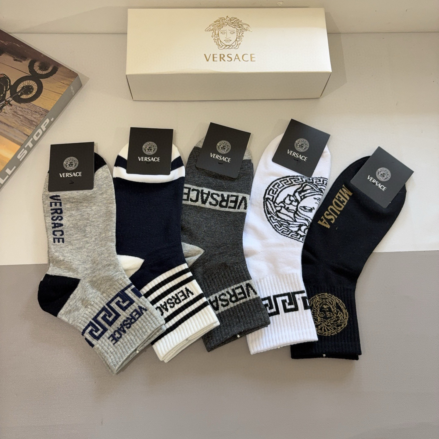 配包装【一盒五双】VERSACE范思哲 欧美大牌男款纯棉中筒袜🔥🌟潮人必不能少的专柜代购品质长筒袜子 ，