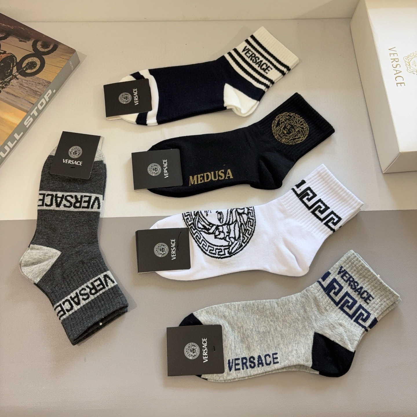配包装【一盒五双】VERSACE范思哲 欧美大牌男款纯棉中筒袜🔥🌟潮人必不能少的专柜代购品质长筒袜子 ，