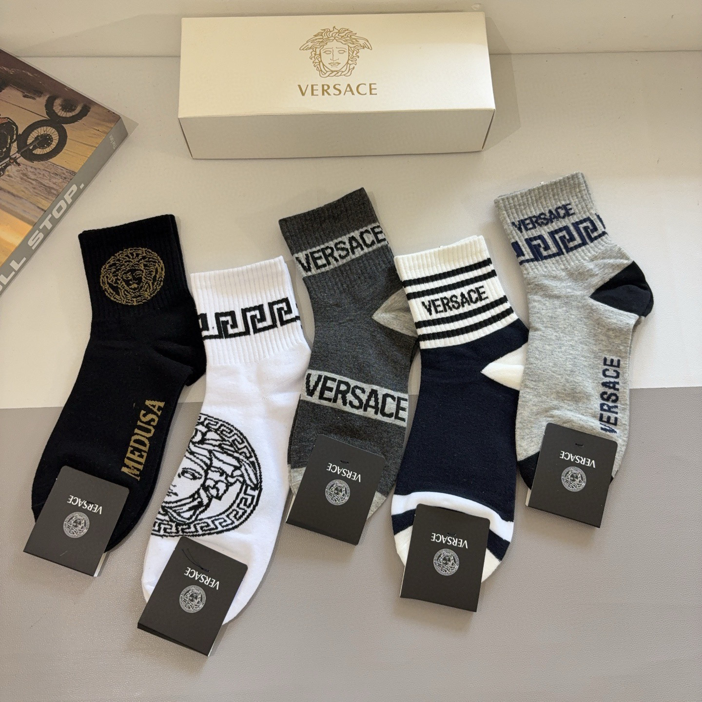 配包装【一盒五双】VERSACE范思哲 欧美大牌男款纯棉中筒袜🔥🌟潮人必不能少的专柜代购品质长筒袜子 ，