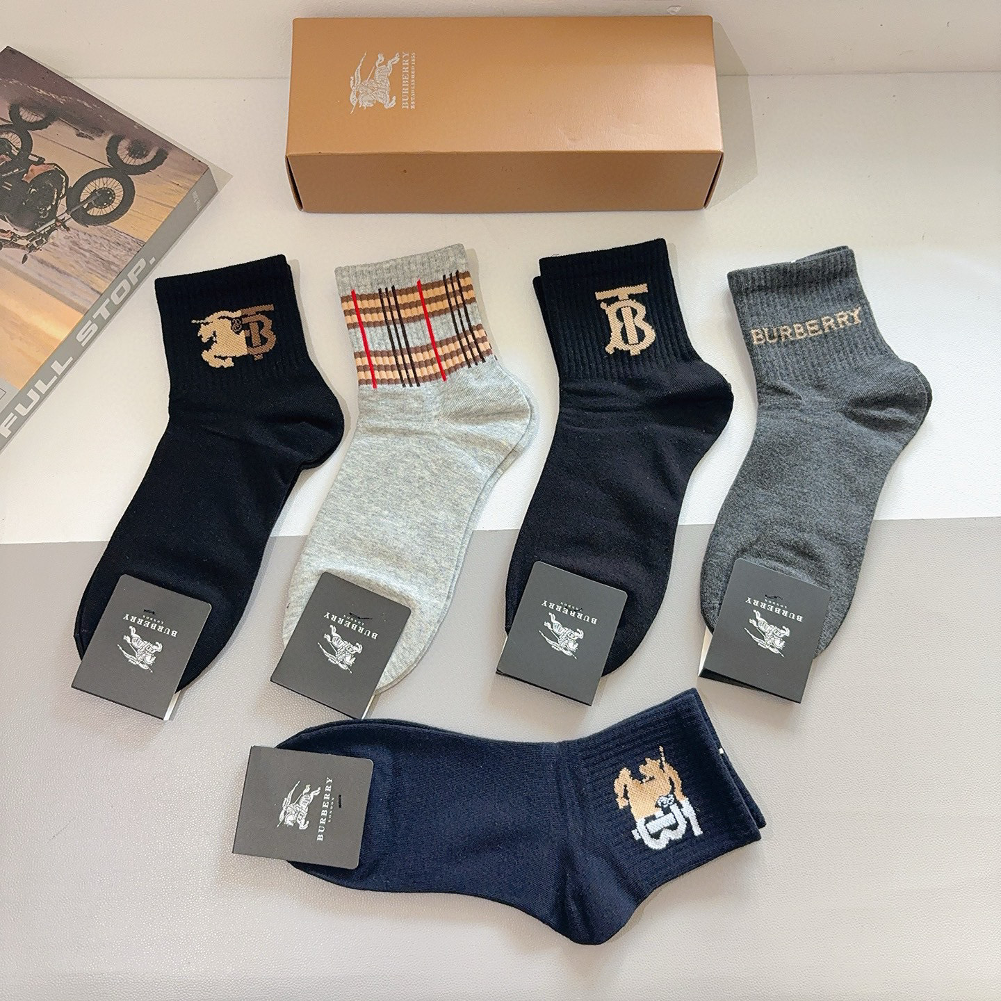 配包装（一盒5双） Burberry 巴宝莉 超火爆男款中筒袜子、纯棉面料，潮人必备款，个性时尚百搭款，