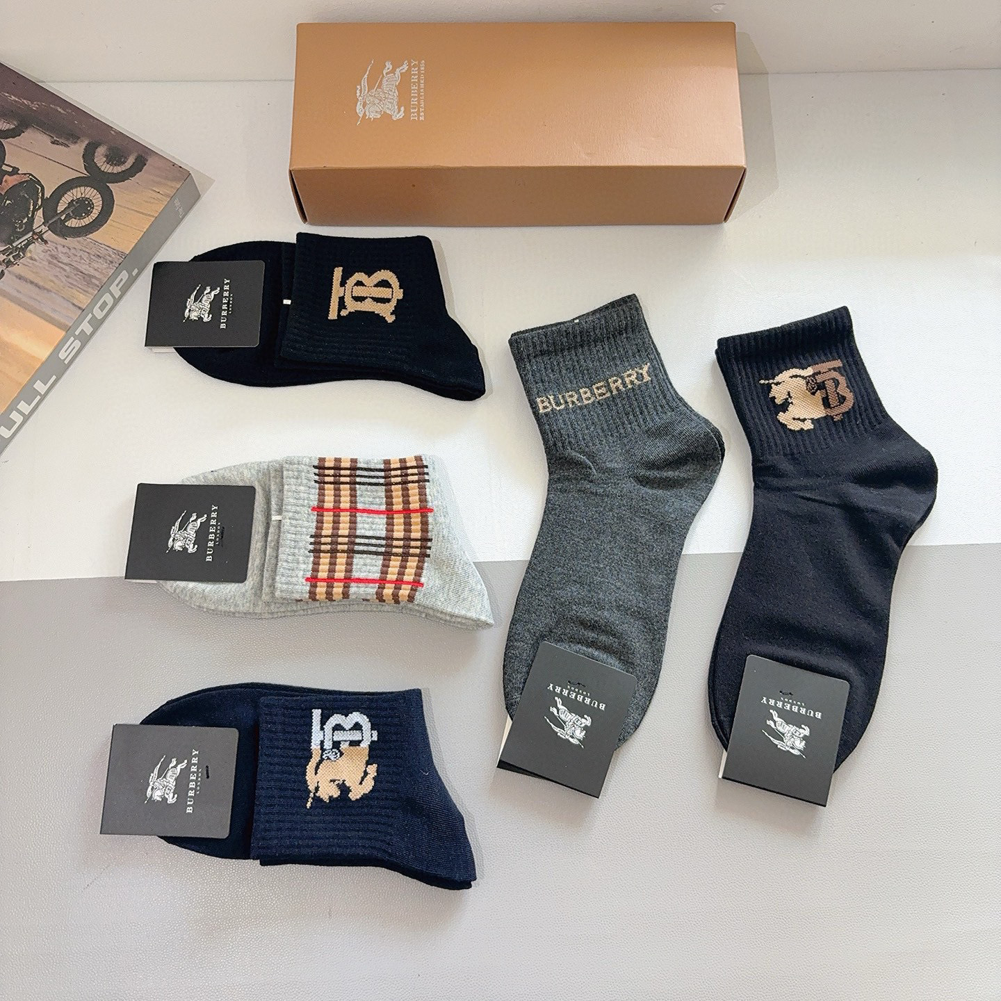 配包装（一盒5双） Burberry 巴宝莉 超火爆男款中筒袜子、纯棉面料，潮人必备款，个性时尚百搭款，