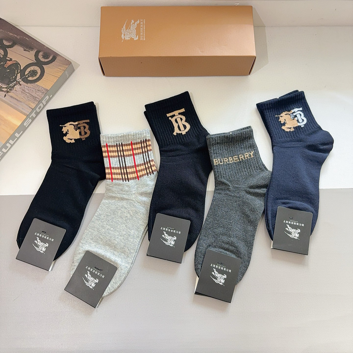 配包装（一盒5双） Burberry 巴宝莉 超火爆男款中筒袜子、纯棉面料，潮人必备款，个性时尚百搭款，