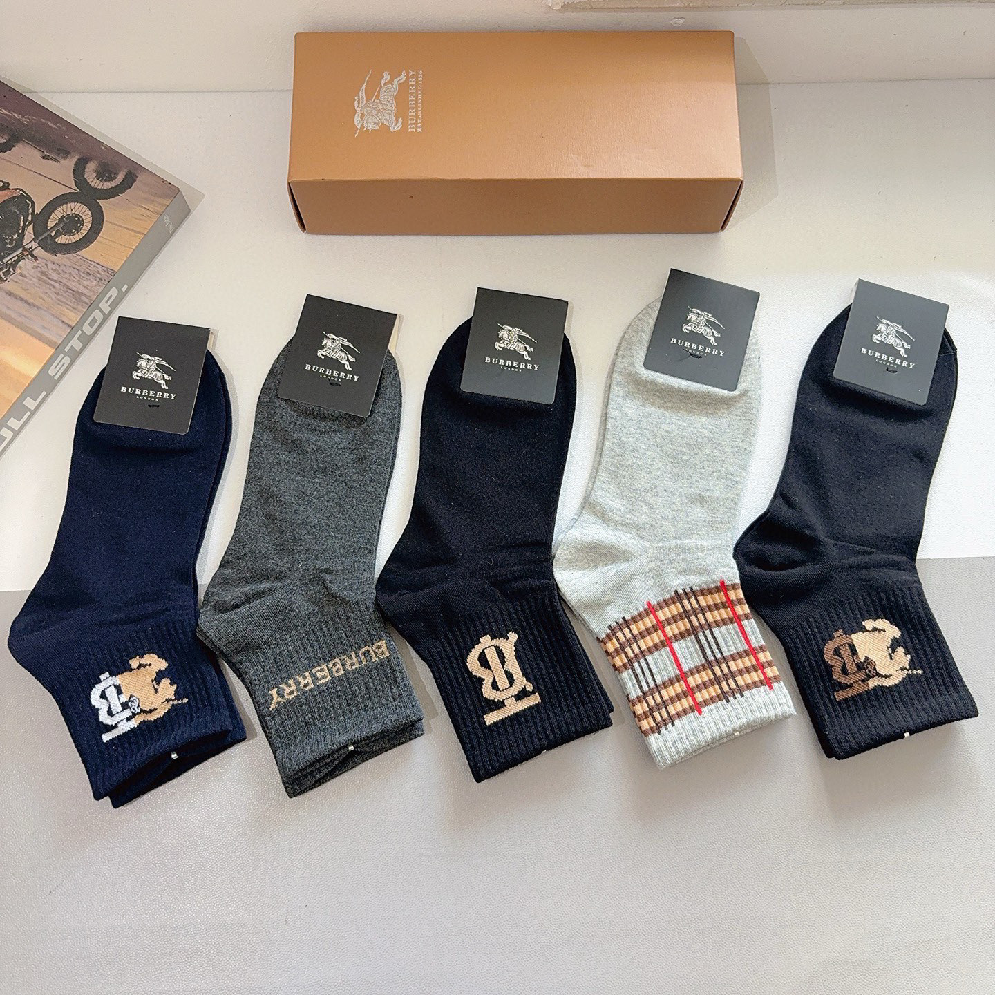 配包装（一盒5双） Burberry 巴宝莉 超火爆男款中筒袜子、纯棉面料，潮人必备款，个性时尚百搭款，