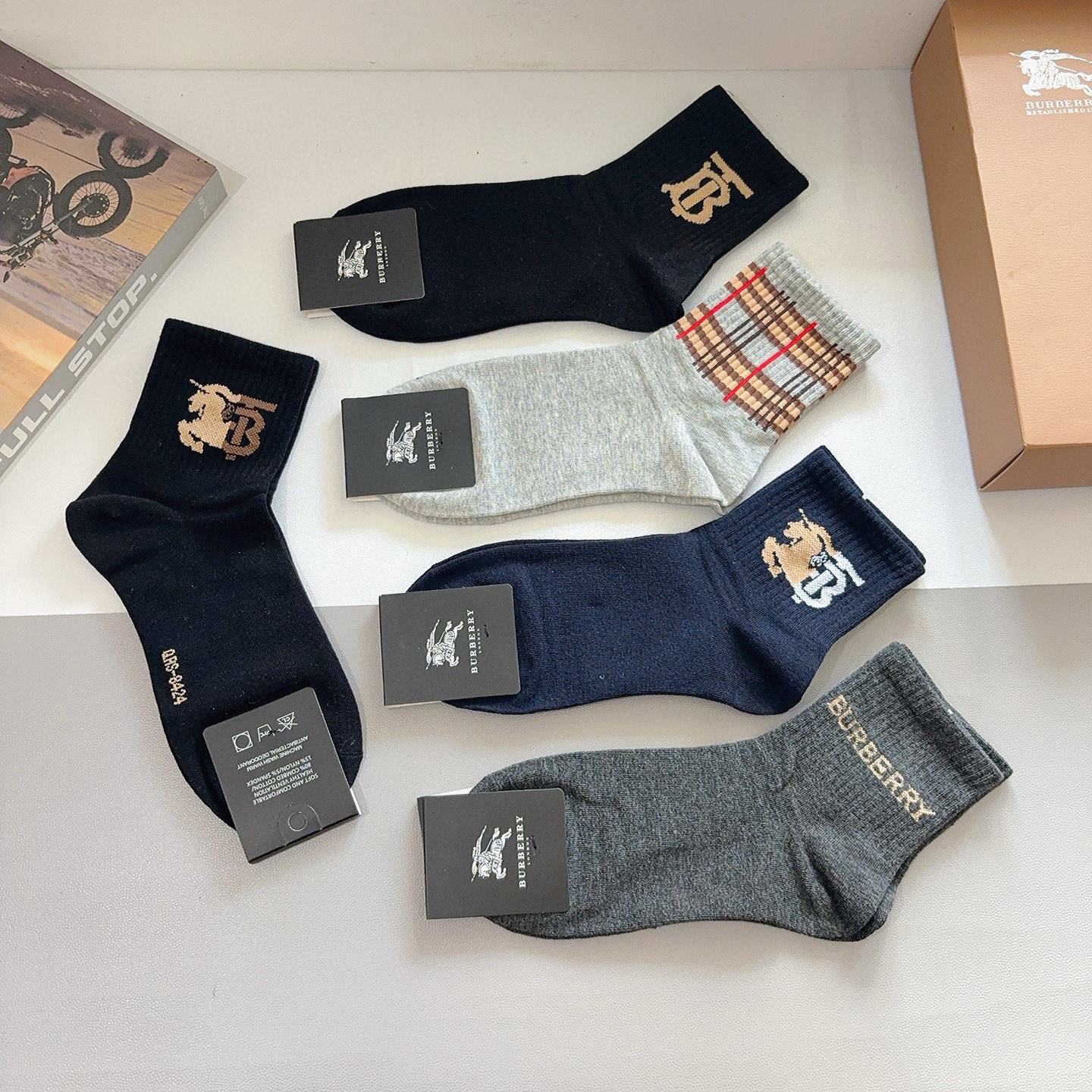 配包装（一盒5双） Burberry 巴宝莉 超火爆男款中筒袜子、纯棉面料，潮人必备款，个性时尚百搭款，