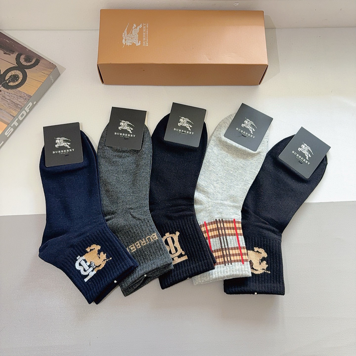 配包装（一盒5双） Burberry 巴宝莉 超火爆男款中筒袜子、纯棉面料，潮人必备款，个性时尚百搭款，