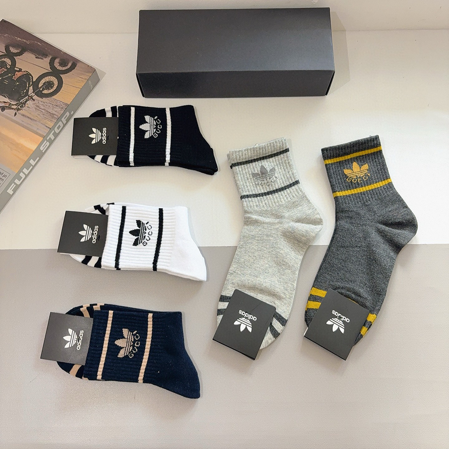 配包装（一盒5双）🆕Adidas · 阿迪达斯高端字母男女款中筒袜 纯棉面料 经典字母logo袜子，个性