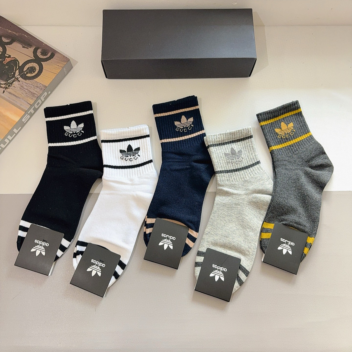 配包装（一盒5双）🆕Adidas · 阿迪达斯高端字母男女款中筒袜 纯棉面料 经典字母logo袜子，个性