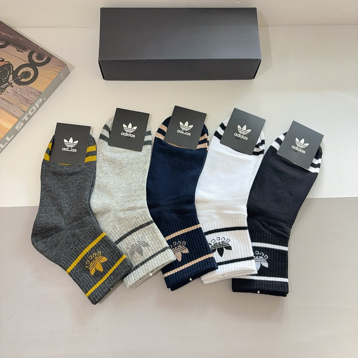 配包装（一盒5双）🆕Adidas · 阿迪达斯高端字母男女款中筒袜 纯棉面料 经典字母logo袜子，个性
