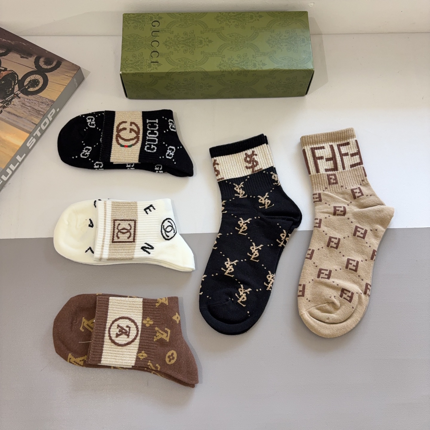 配包装（一盒5双）GUCCI 古奇 新款中筒袜子！纯棉面料，早秋款中筒袜子，💛大牌出街，潮人必备🔥超好搭