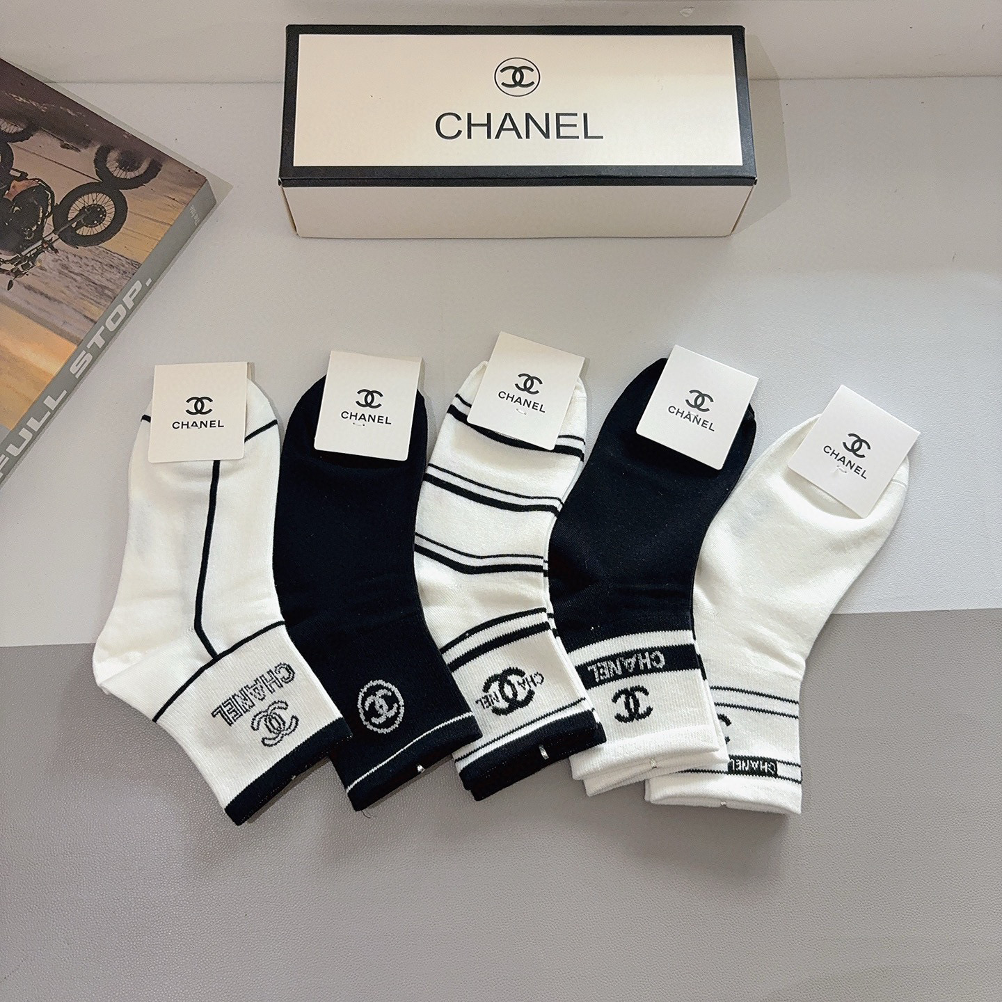 配包装（一盒5双）CHANEL 香奈儿经典中筒袜子❗️高版本纯棉材质柔软，秒杀市场普通货，经典的双C图案