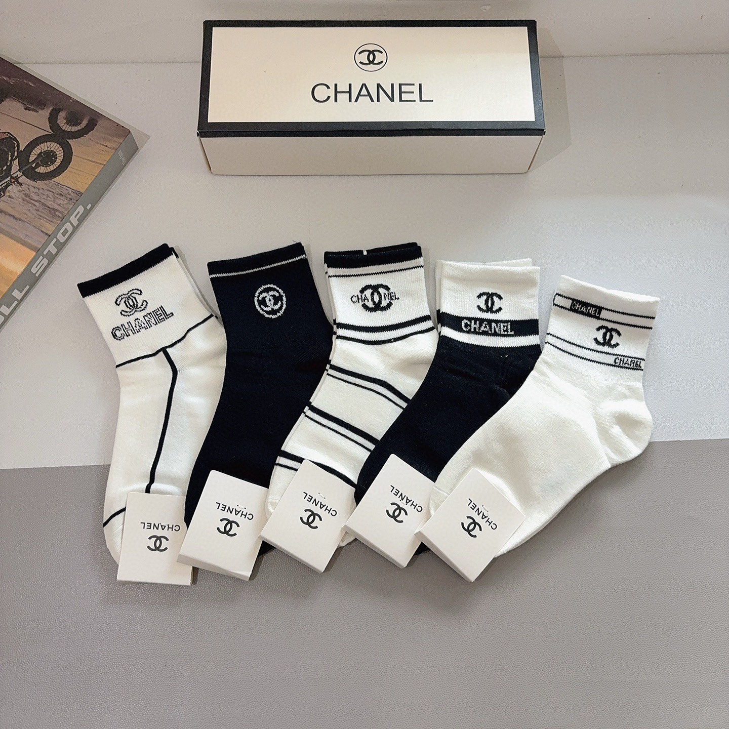 配包装（一盒5双）CHANEL 香奈儿经典中筒袜子❗️高版本纯棉材质柔软，秒杀市场普通货，经典的双C图案