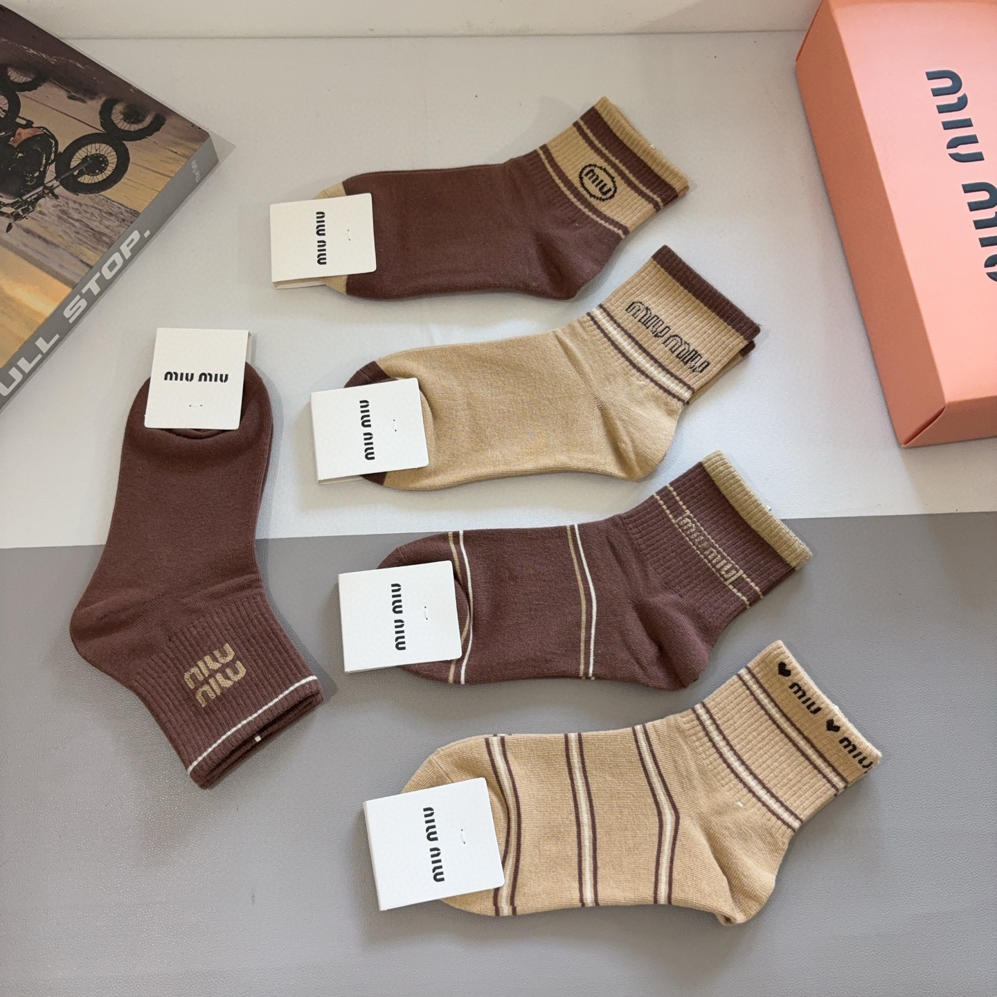 配包装【一盒5双】miumiu · 缪缪 高品质🔥超级爆款网红中筒袜子❗️ins明星网红推荐❗️火爆至极