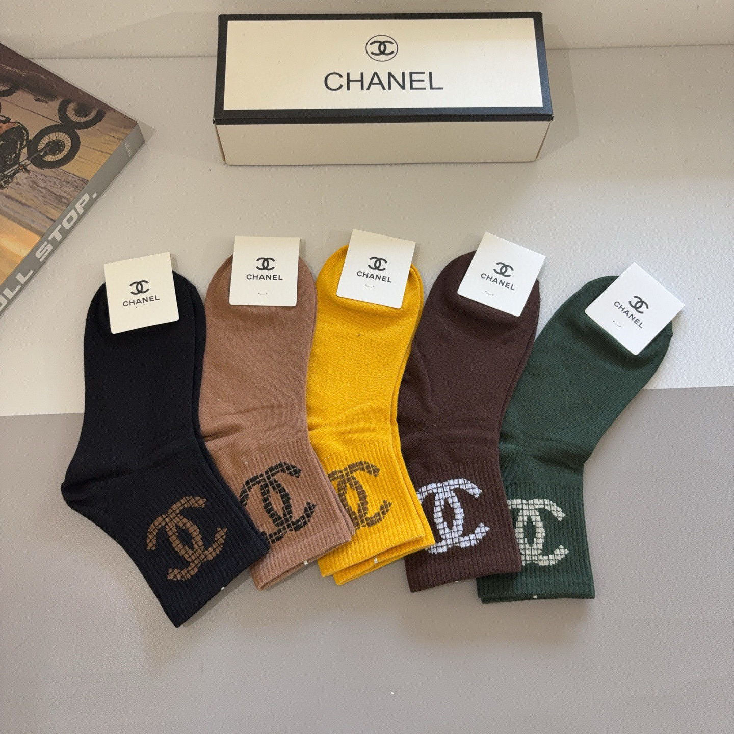 配包装（一盒5双）CHANEL（香奈儿） 新款高端袜子！爆款字母专柜同步中筒袜，💛大牌出街，潮人必备🔥超