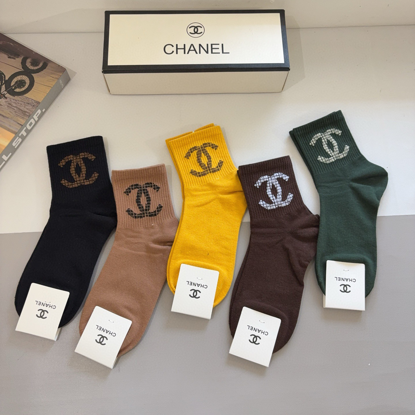 配包装（一盒5双）CHANEL（香奈儿） 新款高端袜子！爆款字母专柜同步中筒袜，💛大牌出街，潮人必备🔥超