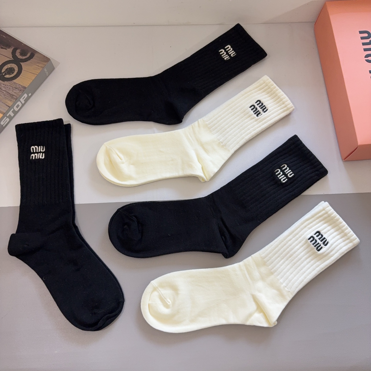 配包装【一盒5双】miumiu （缪缪）高版本刺绣长筒袜子🔥潮人必不可少的时尚专柜代购长筒袜子 ，超好搭