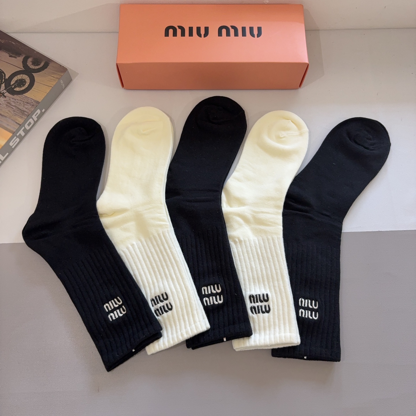 配包装【一盒5双】miumiu （缪缪）高版本刺绣长筒袜子🔥潮人必不可少的时尚专柜代购长筒袜子 ，超好搭