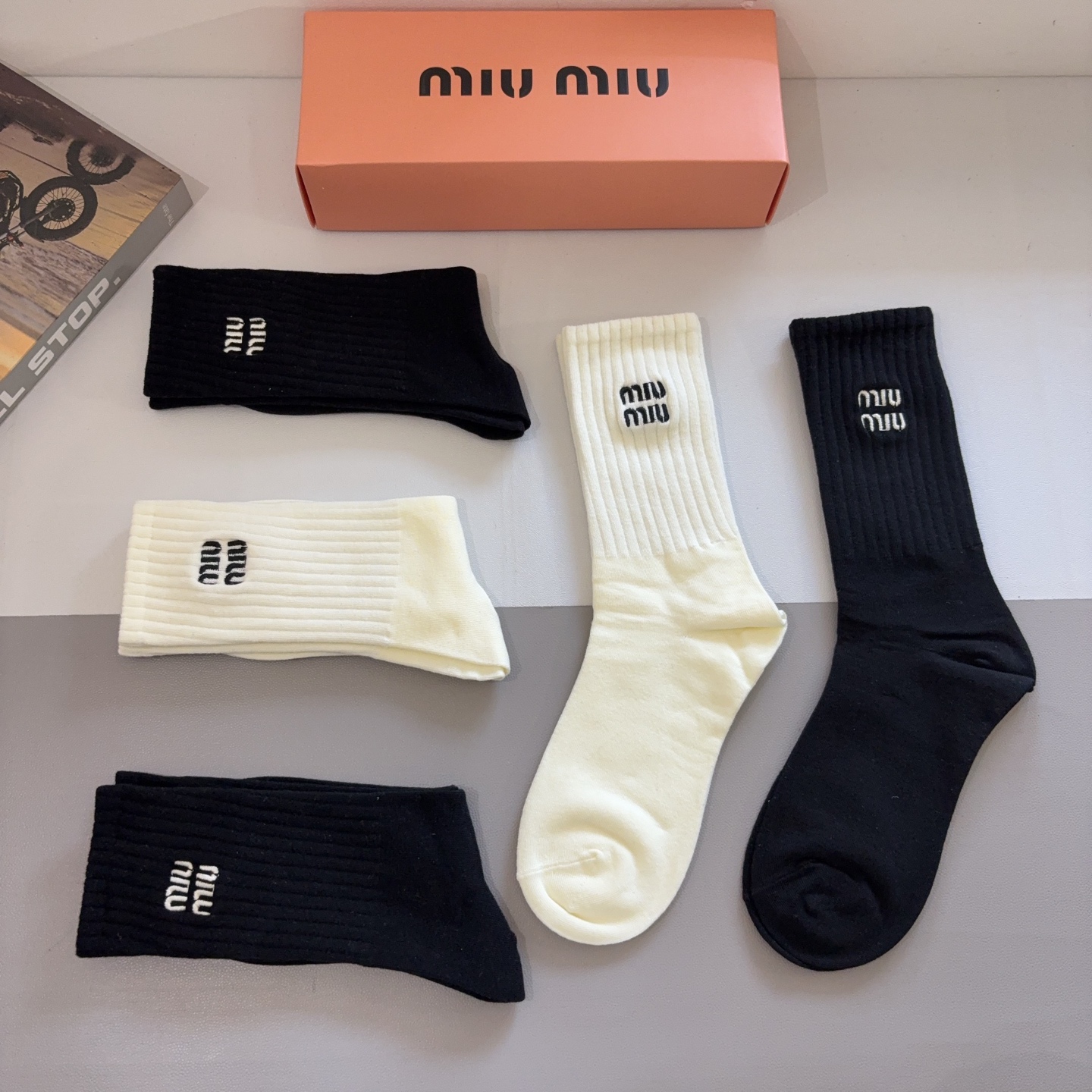 配包装【一盒5双】miumiu （缪缪）高版本刺绣长筒袜子🔥潮人必不可少的时尚专柜代购长筒袜子 ，超好搭