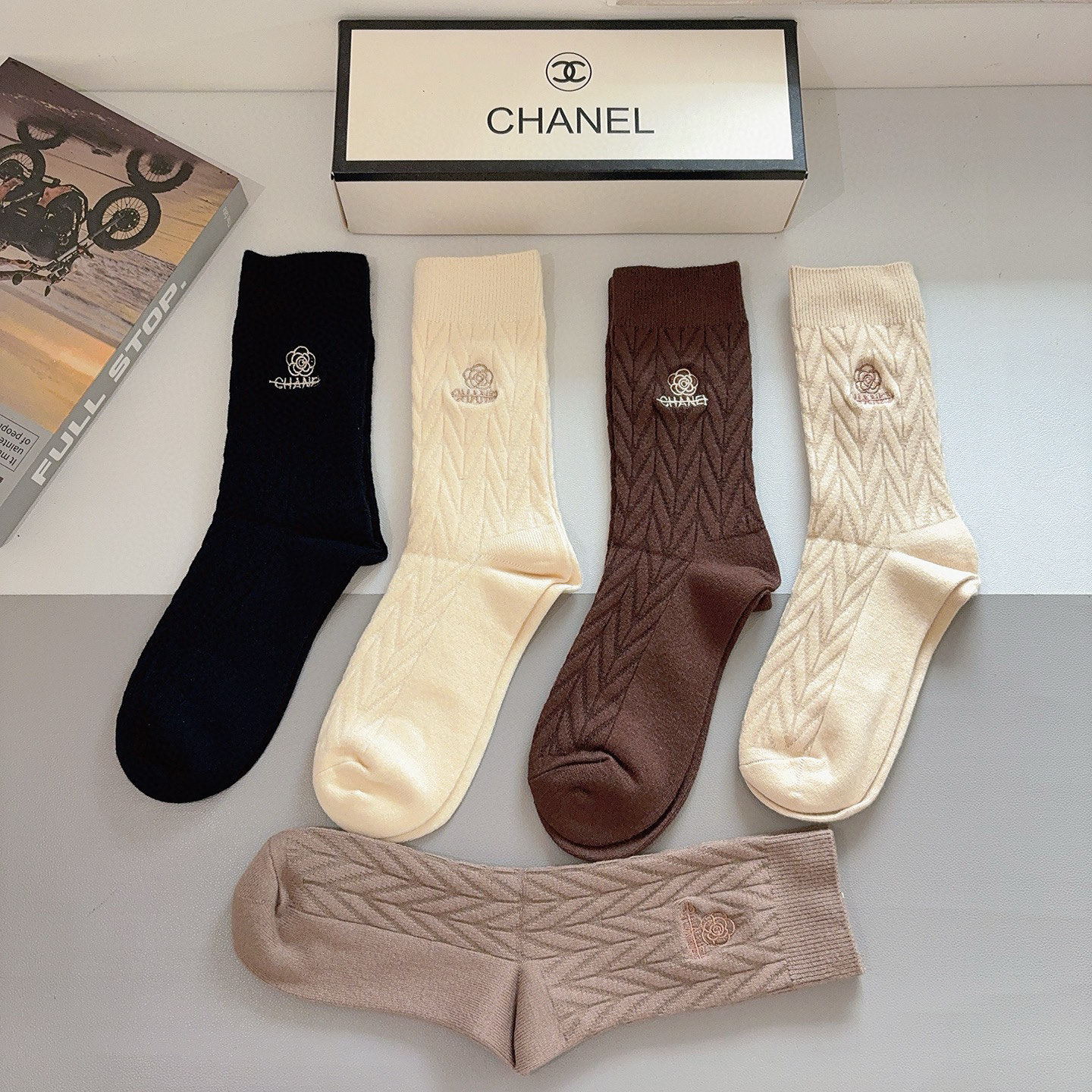 配包装（一盒5双）CHANEL 香奈儿 新款高版本刺绣羊绒面料长筒袜子。专柜同步长筒袜子，💛大牌出街，潮