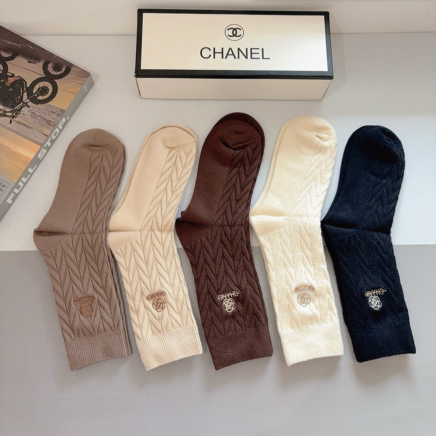 配包装（一盒5双）CHANEL 香奈儿 新款高版本刺绣羊绒面料长筒袜子。专柜同步长筒袜子，💛大牌出街，潮