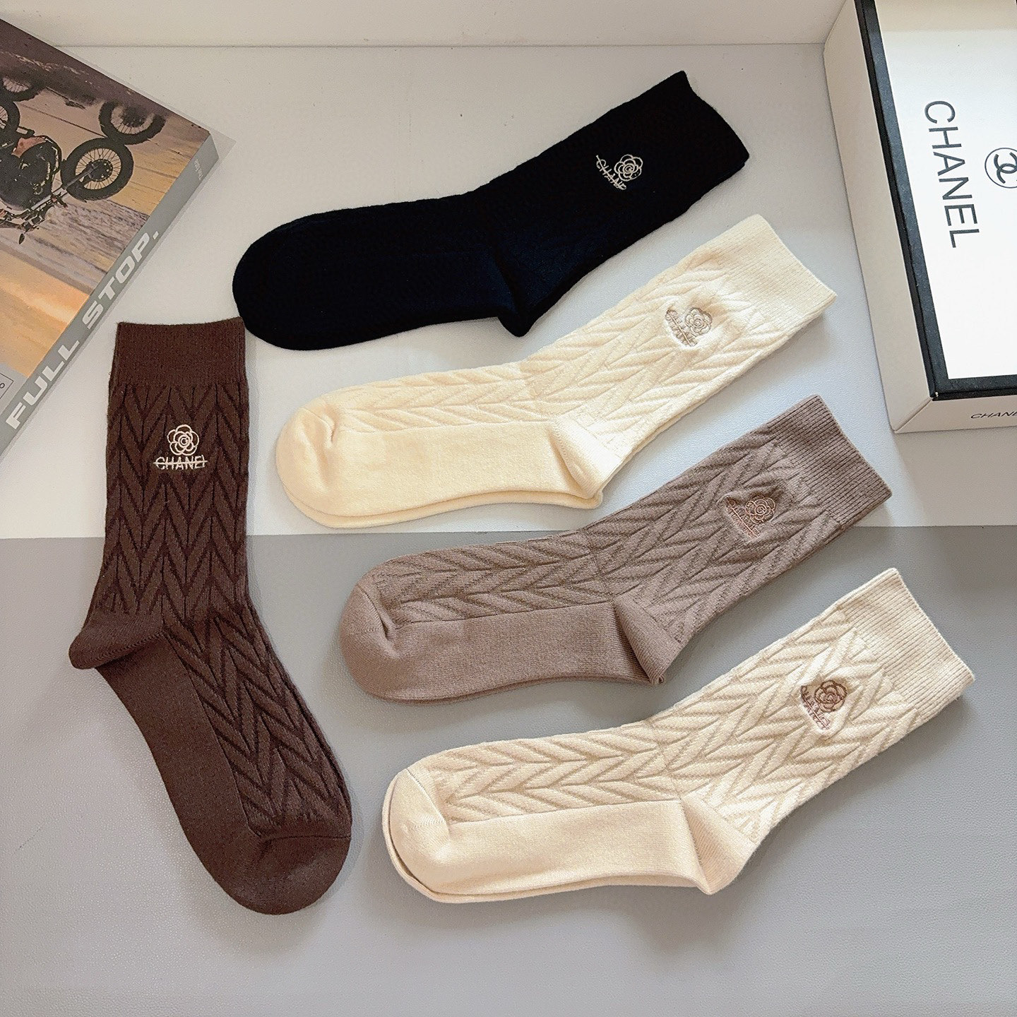 配包装（一盒5双）CHANEL 香奈儿 新款高版本刺绣羊绒面料长筒袜子。专柜同步长筒袜子，💛大牌出街，潮