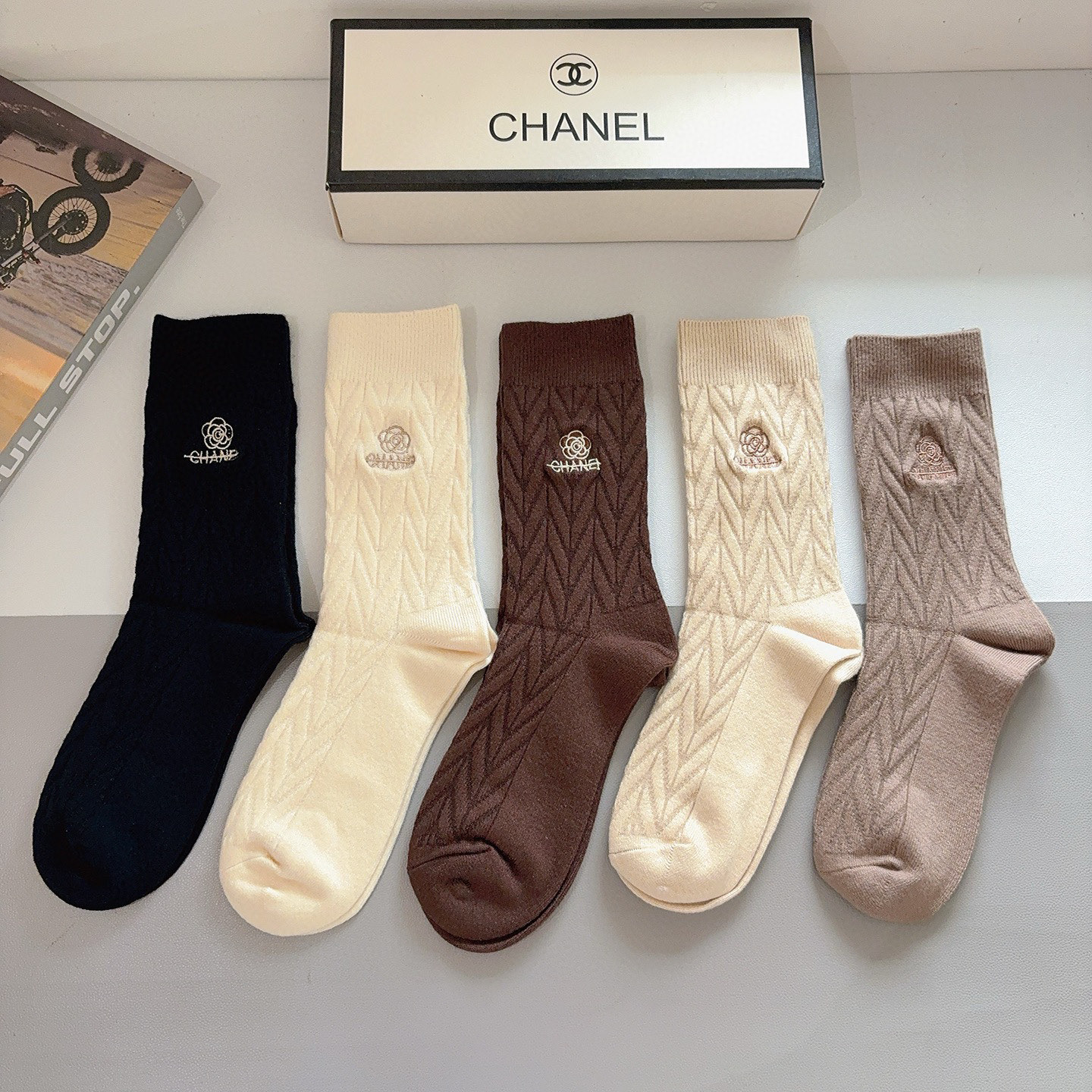 配包装（一盒5双）CHANEL 香奈儿 新款高版本刺绣羊绒面料长筒袜子。专柜同步长筒袜子，💛大牌出街，潮