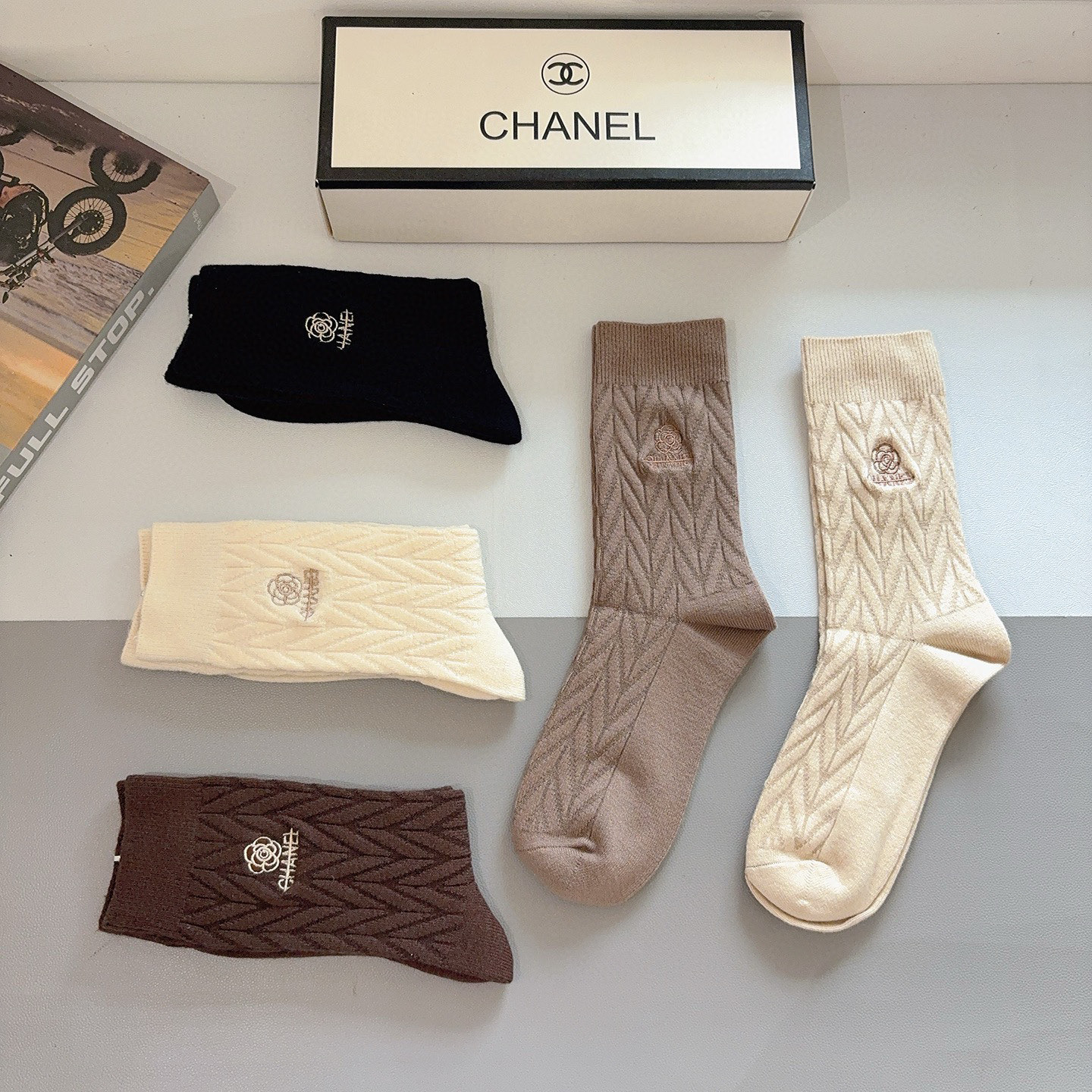 配包装（一盒5双）CHANEL 香奈儿 新款高版本刺绣羊绒面料长筒袜子。专柜同步长筒袜子，💛大牌出街，潮