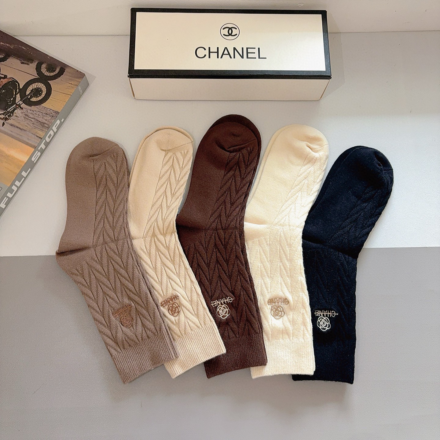 配包装（一盒5双）CHANEL 香奈儿 新款高版本刺绣羊绒面料长筒袜子。专柜同步长筒袜子，💛大牌出街，潮