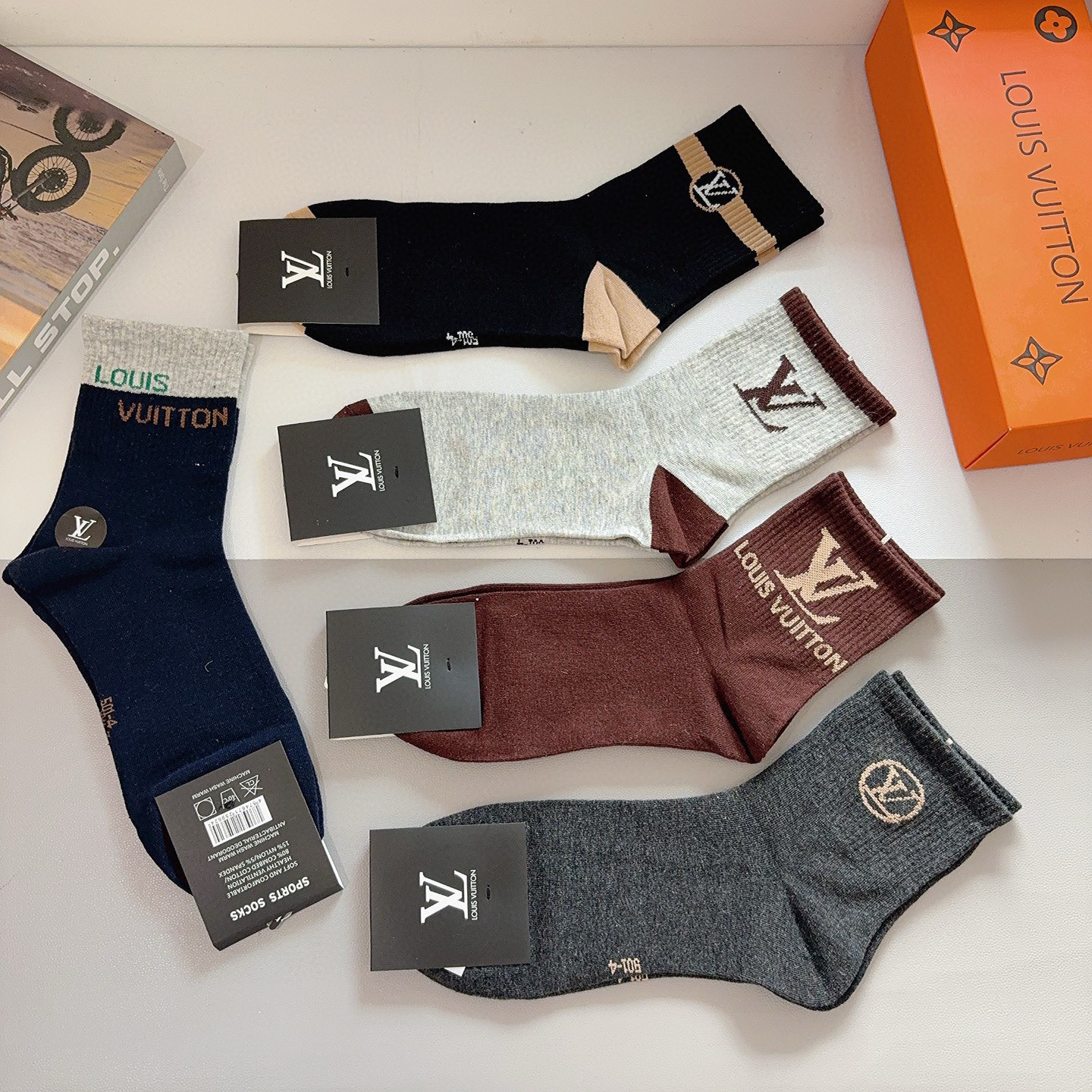 配包装（一盒5双） 🌟 LV 路易威登 超火爆男款中筒袜子、纯棉面料，潮人必备款，个性时尚百搭款，！你值