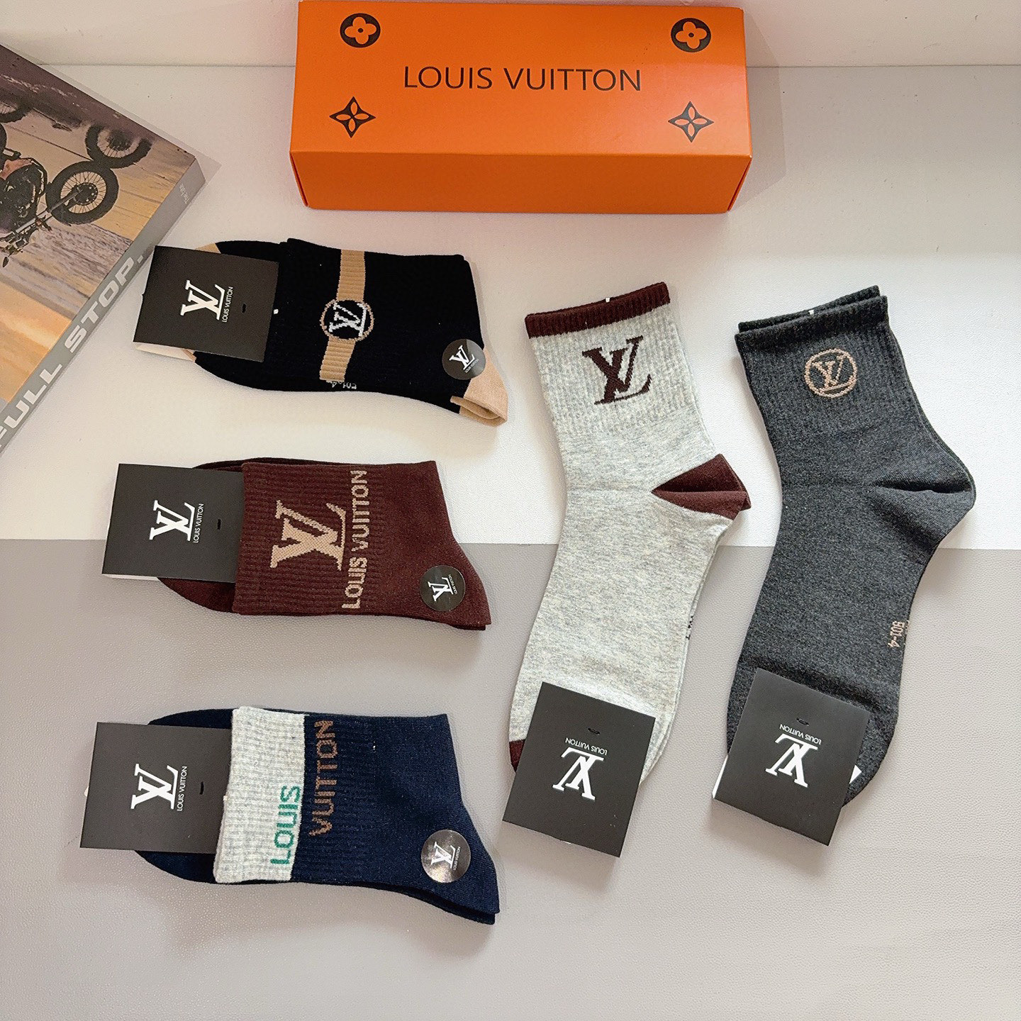 配包装（一盒5双） 🌟 LV 路易威登 超火爆男款中筒袜子、纯棉面料，潮人必备款，个性时尚百搭款，！你值