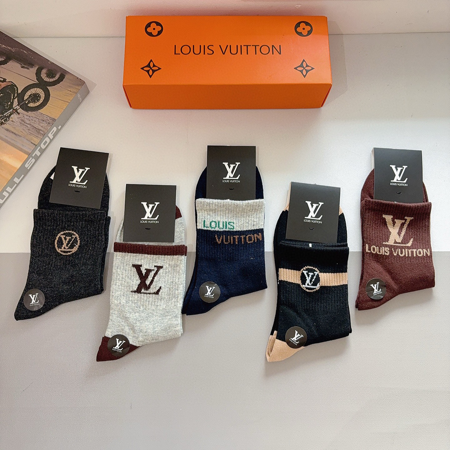配包装（一盒5双） 🌟 LV 路易威登 超火爆男款中筒袜子、纯棉面料，潮人必备款，个性时尚百搭款，！你值