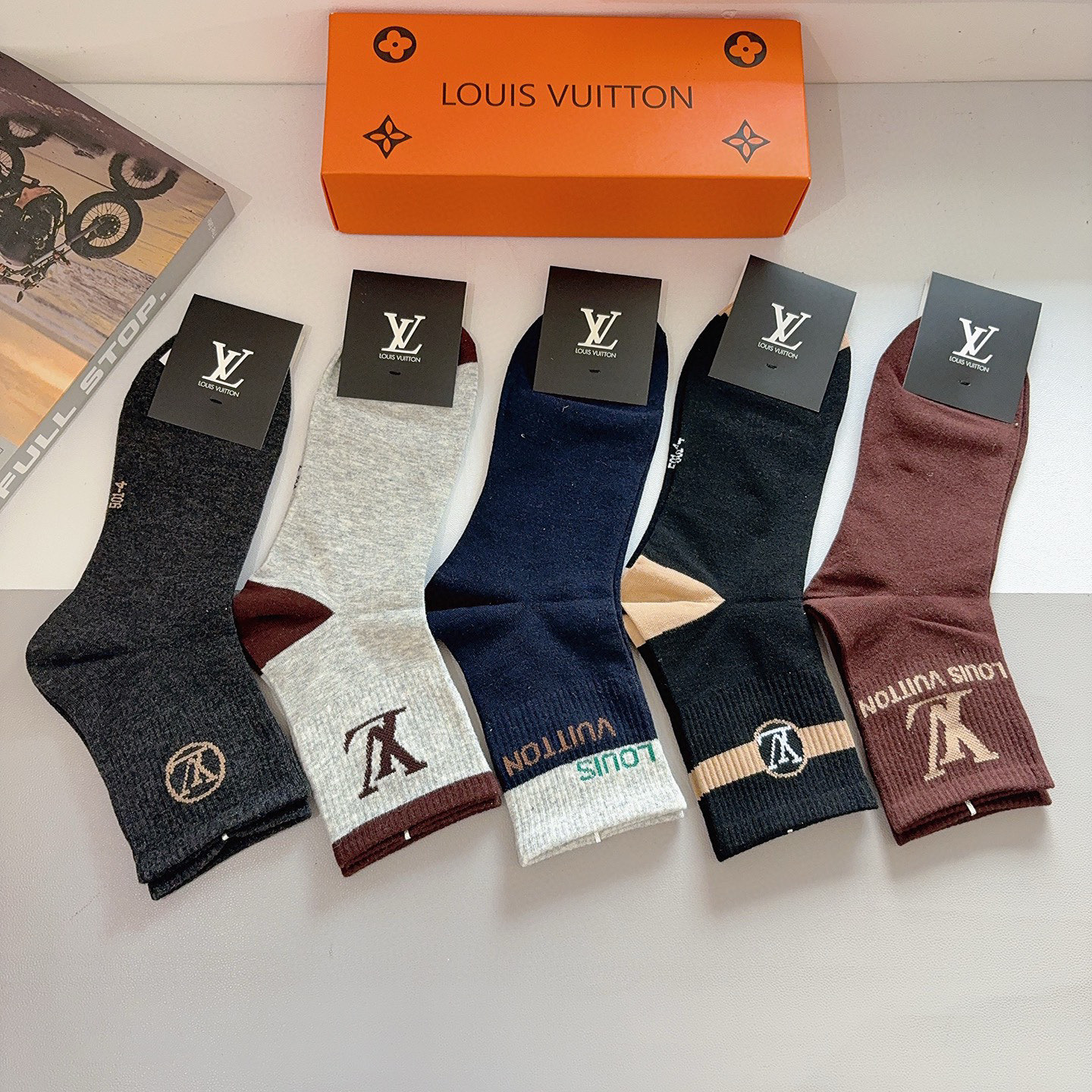配包装（一盒5双） 🌟 LV 路易威登 超火爆男款中筒袜子、纯棉面料，潮人必备款，个性时尚百搭款，！你值