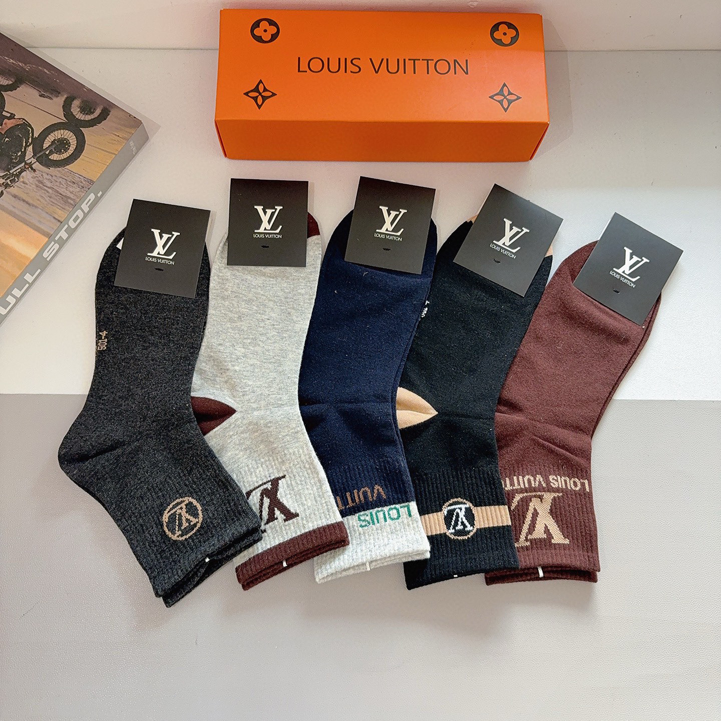 配包装（一盒5双） 🌟 LV 路易威登 超火爆男款中筒袜子、纯棉面料，潮人必备款，个性时尚百搭款，！你值