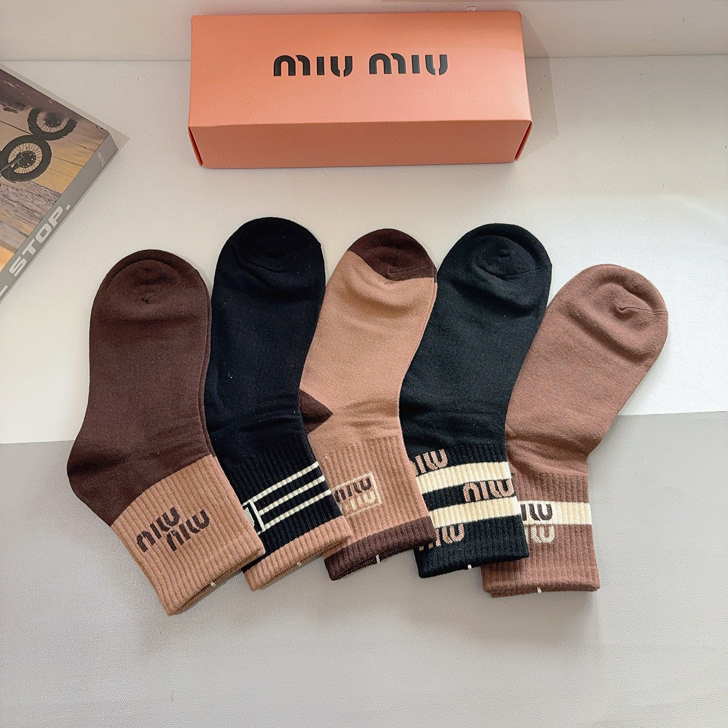 配包装（一盒5双） miumiu （缪缪）新款中筒男款袜子，纯棉面料，潮人必备 ，经典字母 个性时尚百搭