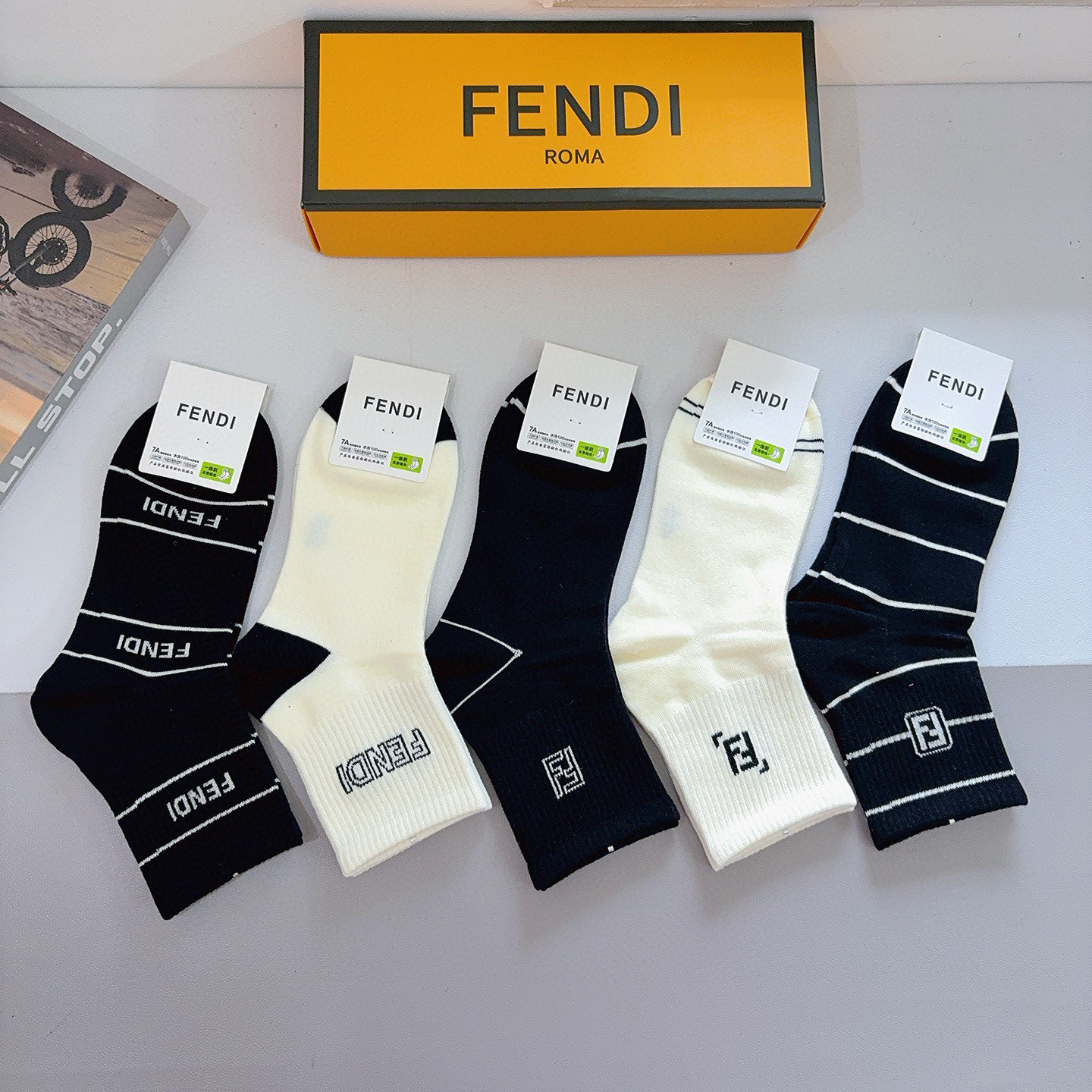 配包装（一盒5双） FENDI 芬迪 经典双F中筒袜子，纯棉面料，潮人必备款 个性时尚百搭款，你值得拥有