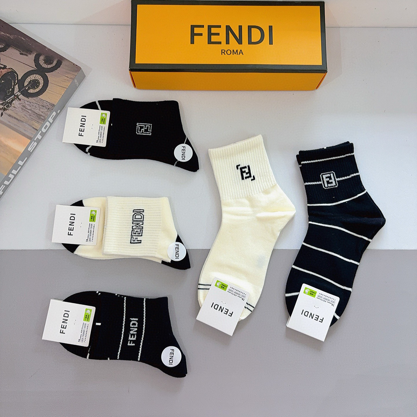 配包装（一盒5双） FENDI 芬迪 经典双F中筒袜子，纯棉面料，潮人必备款 个性时尚百搭款，你值得拥有