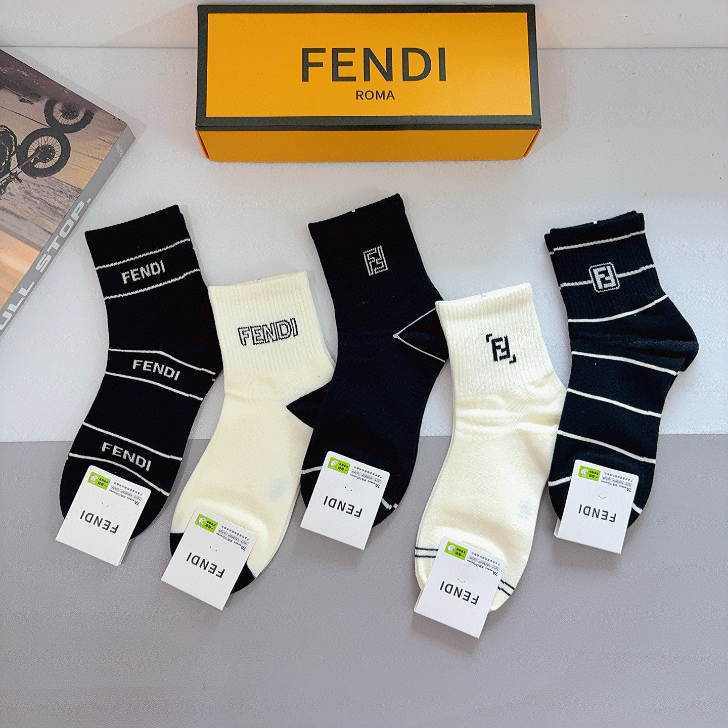 配包装（一盒5双） FENDI 芬迪 经典双F中筒袜子，纯棉面料，潮人必备款 个性时尚百搭款，你值得拥有